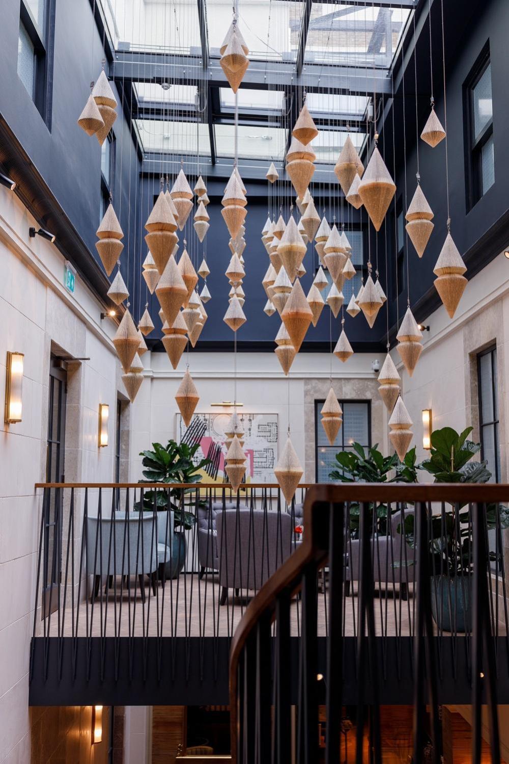 伦敦皇后门100号酒店-格芮希尔顿精选酒店 外观 照片 The interior of the hotel