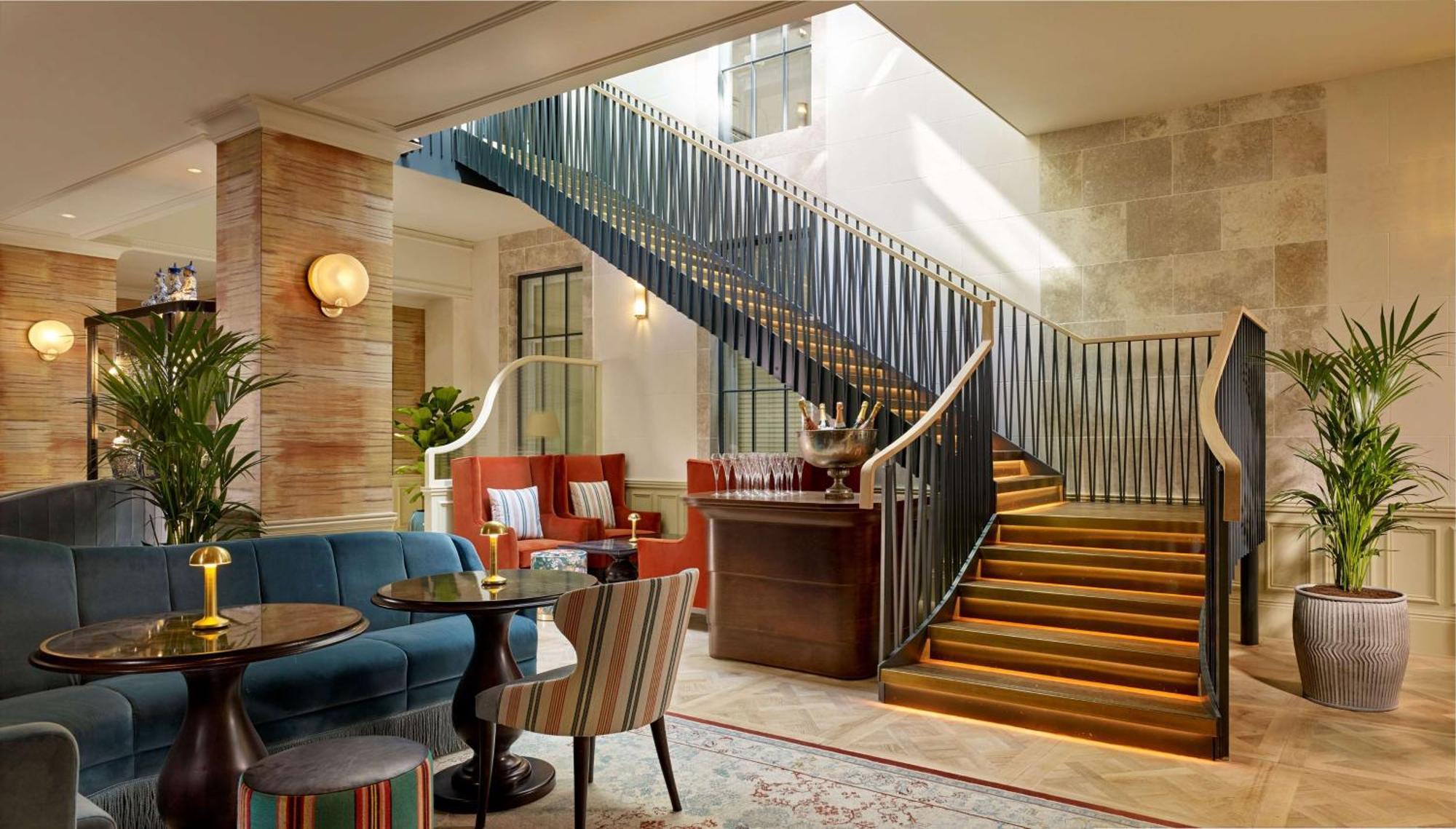 伦敦皇后门100号酒店-格芮希尔顿精选酒店 外观 照片 The staircase at the hotel