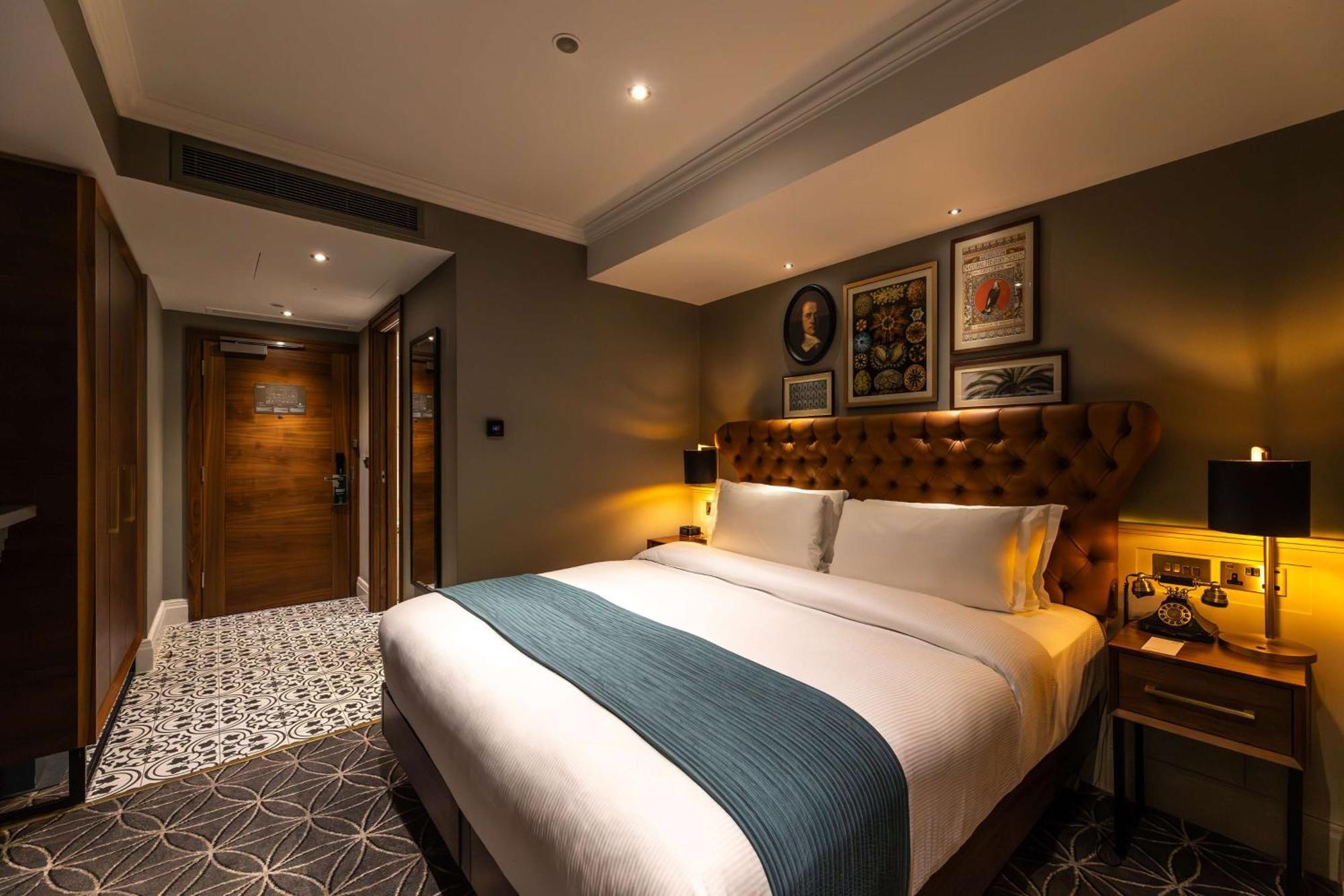 伦敦皇后门100号酒店-格芮希尔顿精选酒店 外观 照片 A bedroom at the hotel